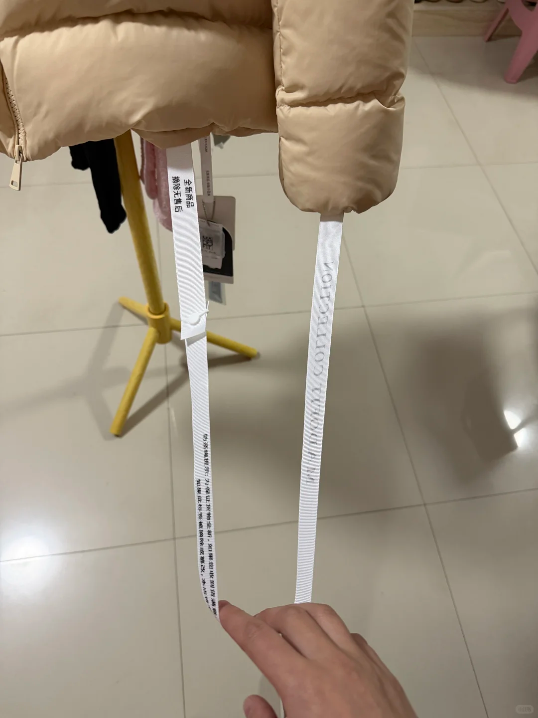 华体会登录-商家防“蹭穿”与恶意退货出新招：继“比脸还大的吊牌”后又推超半米“防盗绳”